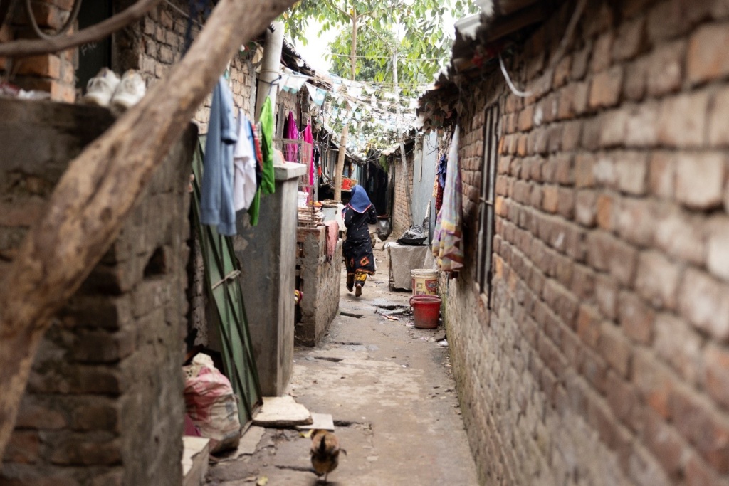 A narrow street in Bangladesh